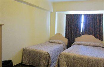 סלינס Traveler'S Hotel מראה חיצוני תמונה